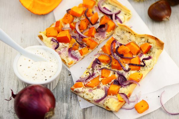 Flammkuchen mit Kürbis und rote Zwiebel